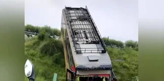 هندي کشمیر کې د بس چپه کېدو له امله لسګونه تنه مړه او ټپیان شوي