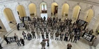 پخوانیو امریکايي پوځیانو له ایران سره د جګړې په اړه لاریون وکړ