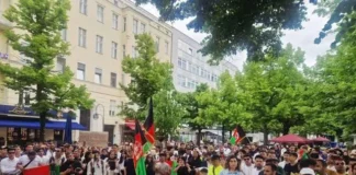 د ناروې پارلمان مخې ته د افغان فعالانو اعتراضي غونډه؛ د طالبانو د «د زوجینو د تفریق اصولنامې» پر ضد مخالفت