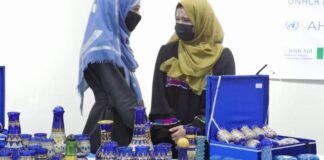 په هرات کې سلګونو متشبثو مېرمنو جوازونه ترلاسه کړي